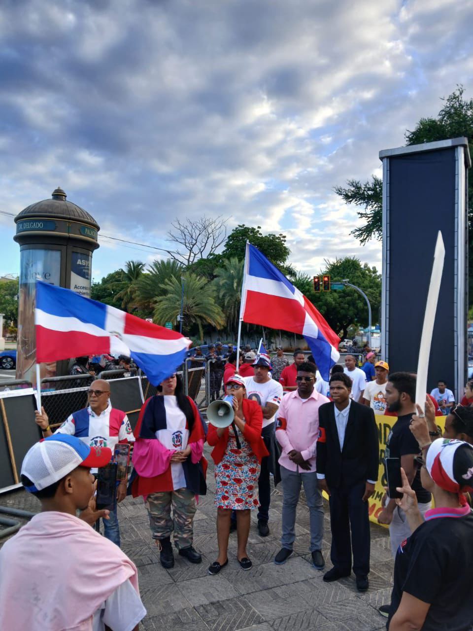 Imagen principal de la actividad: Manifestación pacífica frente al Palacio Nacional